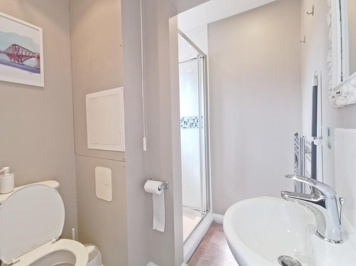 Modern And Spacious Double&King Bedrooms Both With Private Bathrooms Edinburgh Dış mekan fotoğraf