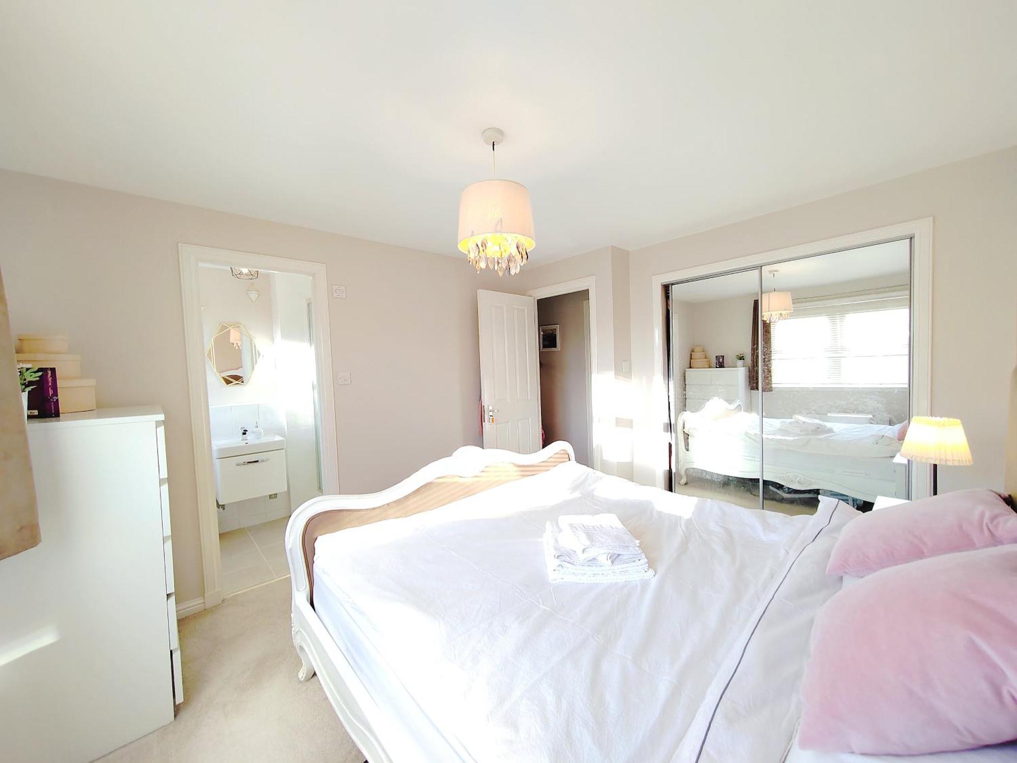 Modern And Spacious Double&King Bedrooms Both With Private Bathrooms Edinburgh Oda fotoğraf